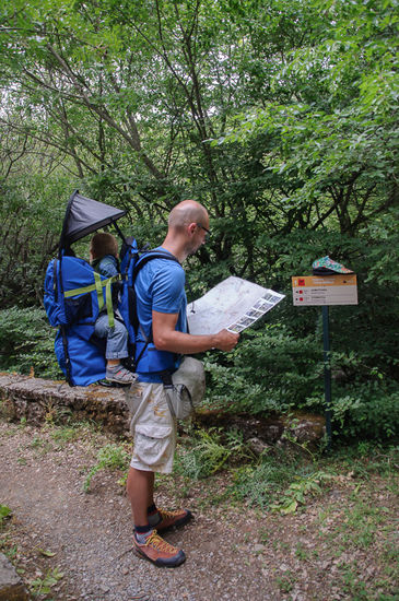 Nach ein wenig hin und her haben wir den Weg doch noch gefunden, danach ist er ganz gut markiert, und mit Karte ist es kein Problem den Weg zu finden.