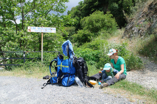 Pause bei der Brücke über den Lousios Fluss