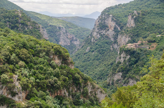 Das Neue Philosophou Kloster schon in Sichtweite (rechts im Bild)