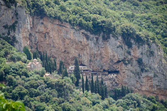 Und man erhascht einen ersten Blick auf das Podromou Kloster auf der anderen Seite der Schlucht