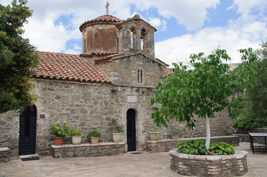 Es gibt einen schönen Innenhof mit einer Kirche