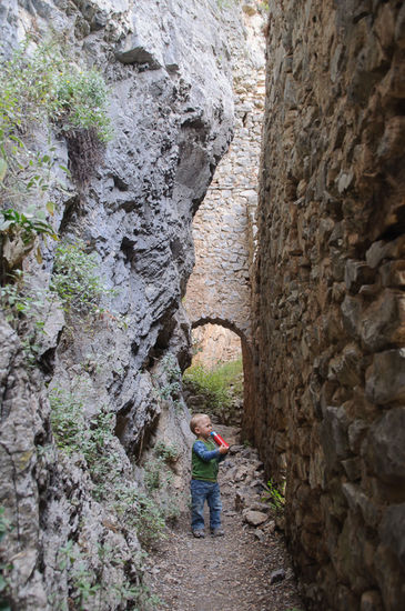 Viel Platz gibts da nicht zwischen den Felswänden und den Mauern