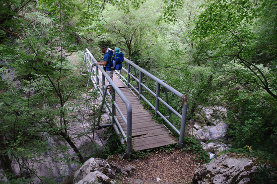 Am tiefsten Punkt der Wanderung, an der Brücke über den Fluss
