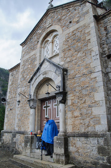 Also mussten wir uns an der Kirche vor dem Regen in Sicherheit bringen. Die Kirchen sind hier in Griechenland übrigens praktisch alle zugesperrt.