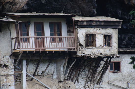 Recht vertrauenserweckend sieht der rechte Teil nicht mehr aus.