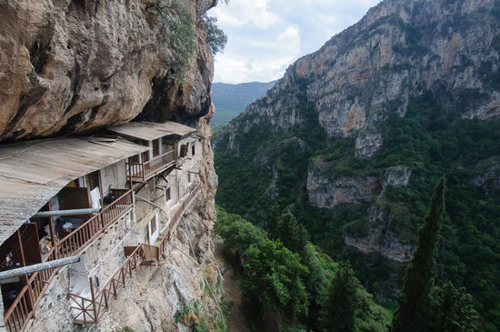 Ausblick von der Terasse des Klosters hinab in die Schlucht.