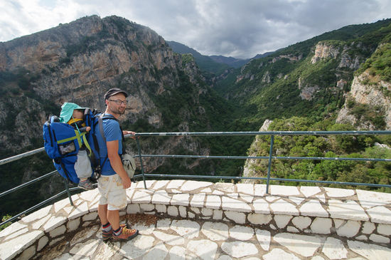 Diese Schlucht sind wir heruntergewandert. Ganz hinten am Horizont liegt Dimitsana