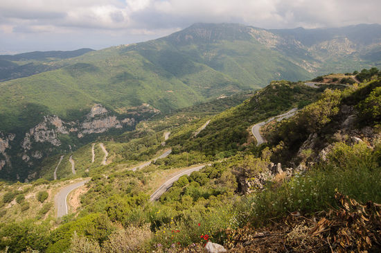 Diese Serpentinen sind wir mit unserer Mitfahrgelegenheit heraufgefahren