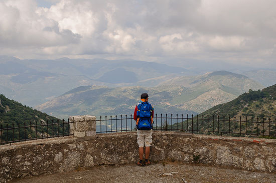 Es gibt einen Aussichtspunkt, in der einen Richtung die Lousios Schlucht ...