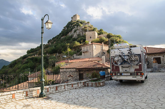 Hauptplatz, Auto, und dahinter gleich die Festung. Ein schöner Schlafplatz für die Nacht.