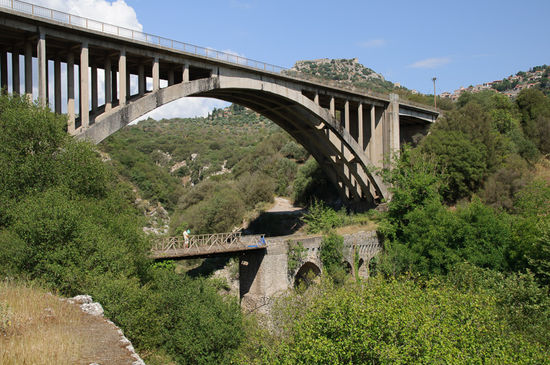 Alt und neu. Die alte byzantinische Brücke war früher auf dem 5000 Drachmen Schein abgebildet. In der MItte seht ihr Georg und Markus beim Steine werfen.