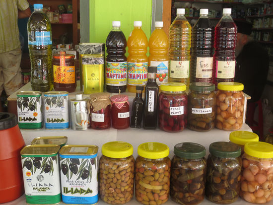 Am Markt von Kalamata gibt es Oliven in allen möglichen Varianten