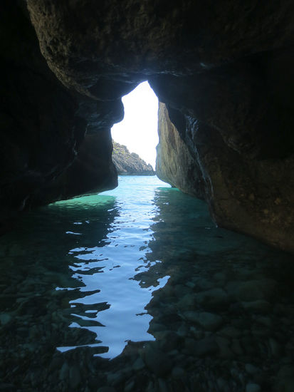 Kleine Höhlen hat das Meerwasser in den Kalkstein gefressen.