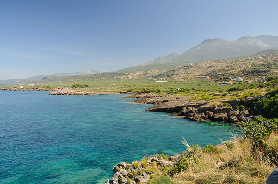 Danach gehts der Küste entlang, vorbei an wunderbar türkisen Wasser das zum baden einlädt.