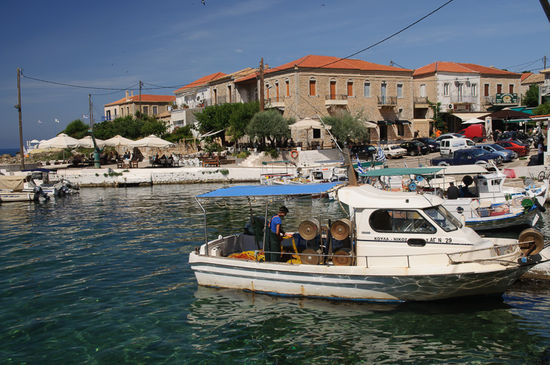 Fischer beim Reinigen der Netze