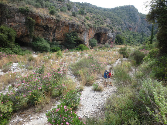 Am Eingang zur Viros Schlucht, das Bachbett ist noch breit
