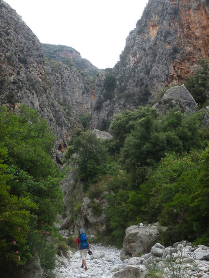 Die Wände links und rechts stellen sich auf.