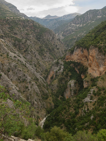 Oberhalb der Schlucht angekommen, sieht man erst richtig ihr gewaltiges Ausmass. Hier der Blick nach hinten, mit der Pyramide des Propheti Ilias ganz am Ende.