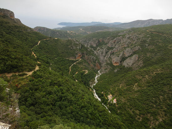 Und diesen Weg sind wir gekommen. Von der Küste zuerst die Schlucht entlang, und dann die Serpentinen herauf.