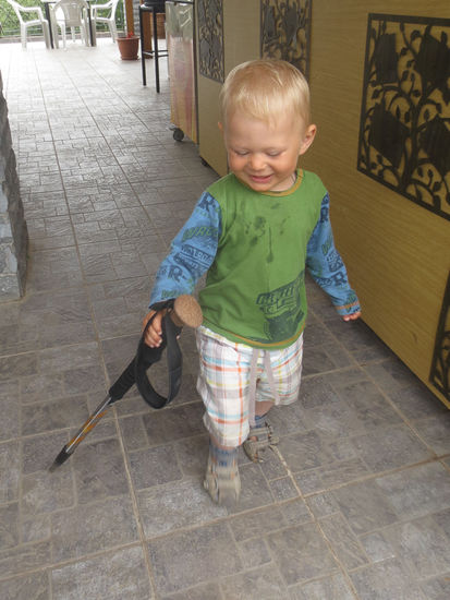 Gerog entdeckt den Wanderstock und muss ihn gleich selbst ausprobieren.