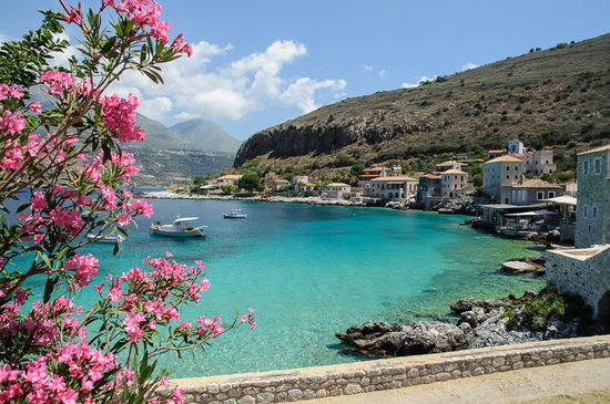 Ein kleiner Ort, und türkises Wasser