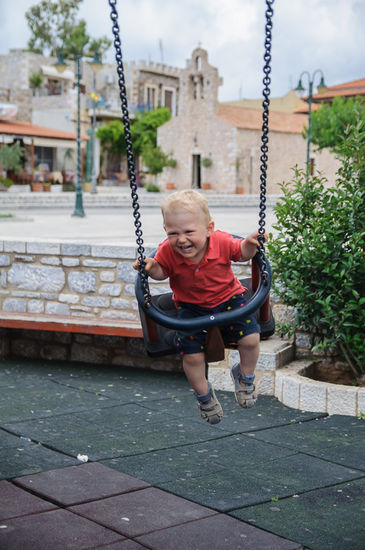 Am Hauptplatz gibt es einen kleinen Kinderspielplatz. Da kommen wir nicht dran vorbei ohne zu Schaukeln.