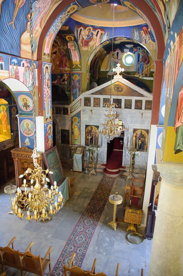 Die Kirche ist innen sehenswert bunt