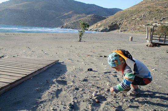 Kurz waren wir beim Strand, aber der Wind hat uns den Sand waagrecht in die Augen getrieben.