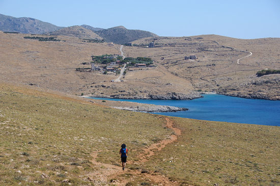 Wie eine kleine Oase liegt der Ort Kokkinogia in der trockenen Landschaft.