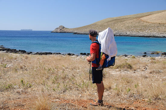 Hinten sieht man immer wieder die grossen Frachtschiffe vorbeifahren.