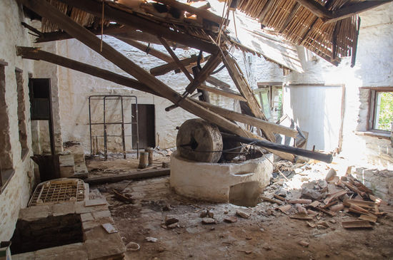 Eine Ölmühle, die erst vor ein paar Jahren verlassen wurde und eingestürtzt ist.