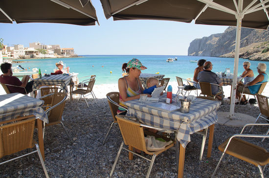 Zuerst ein Kaffee in der Taverne am Strand.