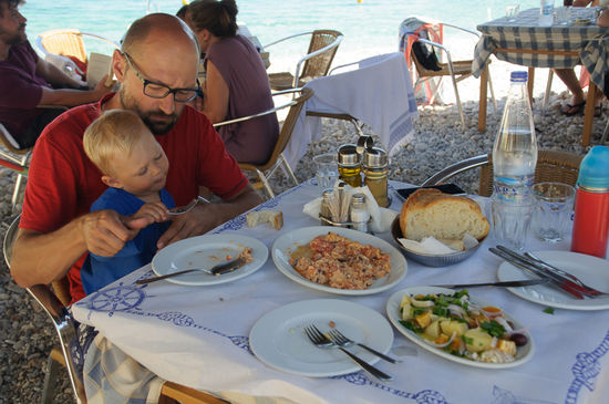 Nach dem Schwimmen musste der Hunger gestillt werden. Geräuchertes Schweinefleisch und Orangen-Kartoffel Salat nach Mani-Art.