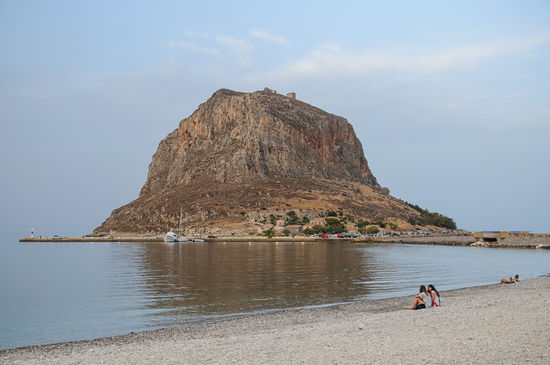 Der Felsen, auf dessen Hinterseite die Stadt Monemvasia versteckt ist