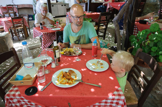 Mittagessen in einer schattigen Taverne