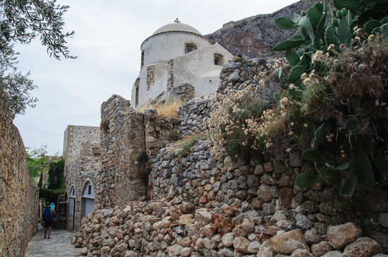 Alte Steinmauern und Kirchen