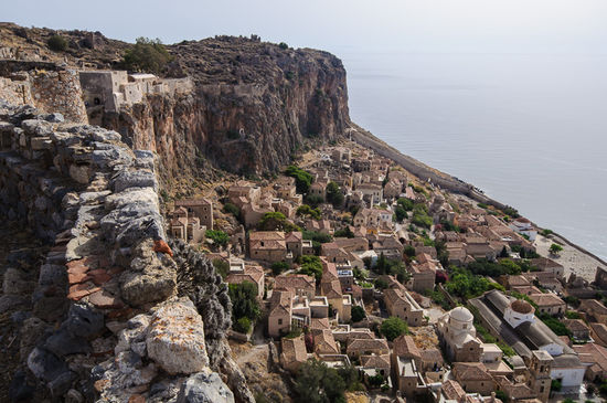 In diesen Kessel im Fels ist Monemvasia hineingebaut. Blick nach links ...