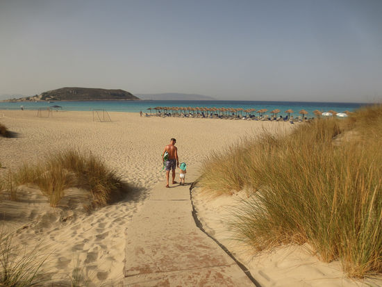 Vom Campingplatz gehts über die Sanddünen zum Strand von Simos