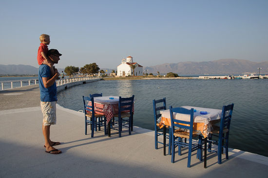 Die Kaffees haben ihre Tische direkt am Meer