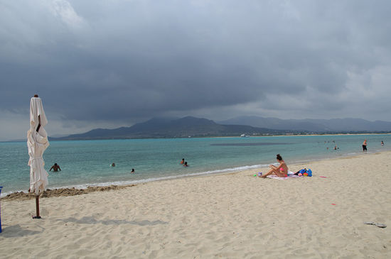 Der Strand von Elafonisos ist auch sehr schön, aber das Gewitter zieht schon auf