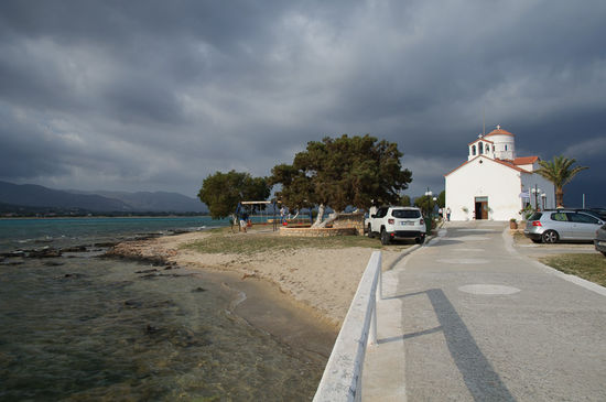 Die kleine Kirche ist auf einer Insel