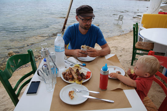 Auch wir gönnen uns Pita Gyros, Souvlaki und Tsatsiki direkt am Meer