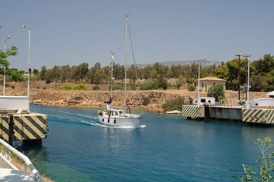 Am Ende des Kanals gibt es eine versenkbare Brücke. So sieht es aus, wenn da ein Schiff drüberfährt.