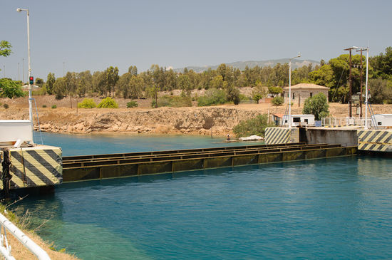 Dann kommt die Brücke wieder nach oben.