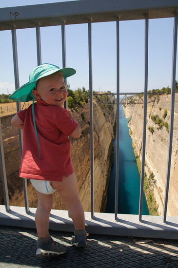 Was will Georg machen? Natürlich Steine ins Wasser schmeissen.