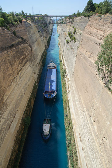 Dann haben wir auch noch gesehen, wie ein Frachtschiff durch den Kanal geschleppt wird.