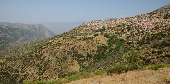 Das Bergdorf Arachova auf fast 1000 Meter Seehöhe. Im Tal konnte man ganz hinten schon das Meer erkennen.