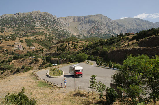 Auf der anderen Seite ragt der Parnass auf fast 2500 Meter auf.