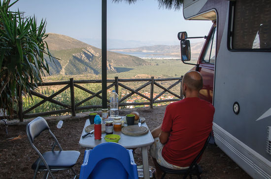 Camping Delphi. Platz in erster Reihe fussfrei, perfekte Sicht über den riesigen Olivenhain von Amfissa bis zum Meer.