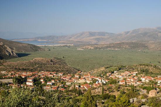 Direkt unter dem Campinplatz liegt das Dorf Chrissos, und darunter nichts als Olivenbäume. An der Küste sieht man die Hafenstadt Itea.